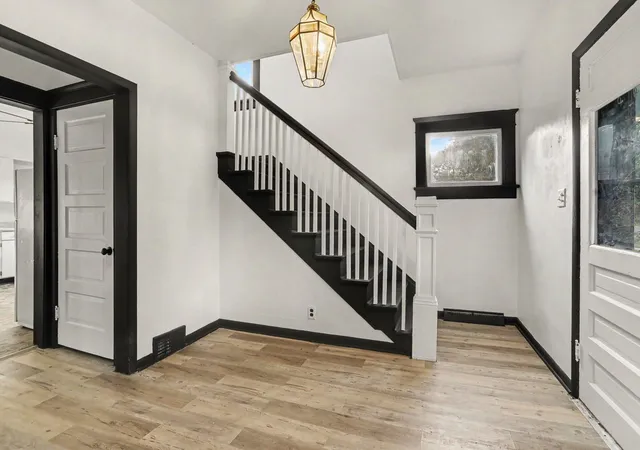 Photo 4 of Single family home for sale at 261 E Emmett St, Battle Creek, MI 49017 | MLS# 66026046693 | Listing updated on 2026-09-11