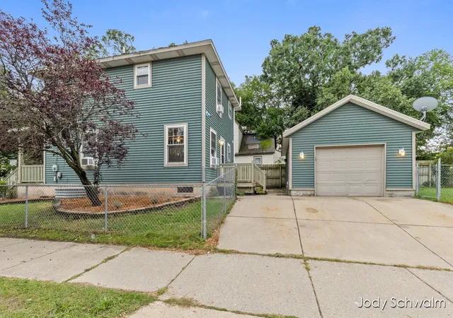 Photo 3 of Single family home for sale at 1101 Cass Ave SE, Grand Rapids, MI 49507 | MLS# 65026046694 | Listing updated on 2026-09-21