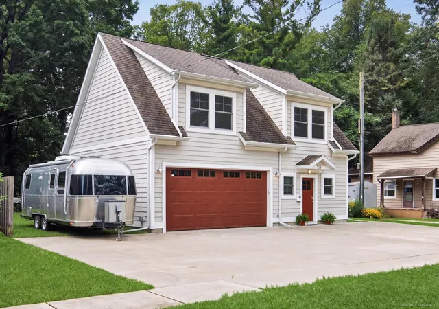 Photo 2 of Single family home for sale at 758 Michigan Ave, South Haven, MI 49090 | MLS# 69026046699 | Listing updated on 2026-09-02