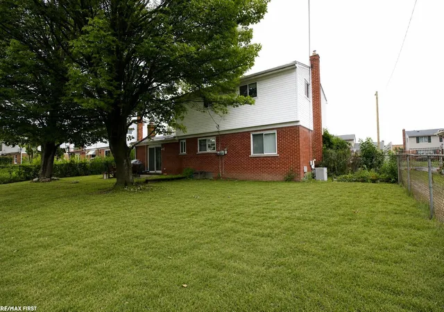 Photo 4 of Single family home for sale at 30827 Scrivo Dr, Warren, MI 48092 | MLS# 58050220621 | Listing updated on 2026-09-02