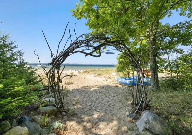Photo 3 of Single family home for sale at 2565 Shore Wood Dr, Traverse City, MI 49686 | MLS# 78080073165 | Listing updated on 2026-09-09