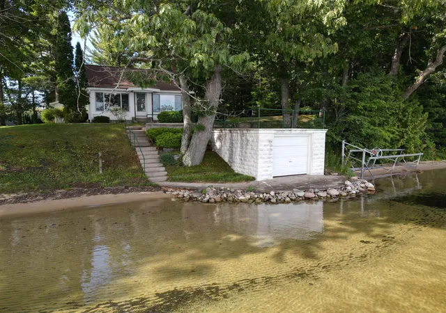 Photo 3 of Single family home for sale at 2624 Crescent Shrs Dr, Traverse City, MI 49685 | MLS# 78080073169 | Listing updated on 2026-09-05