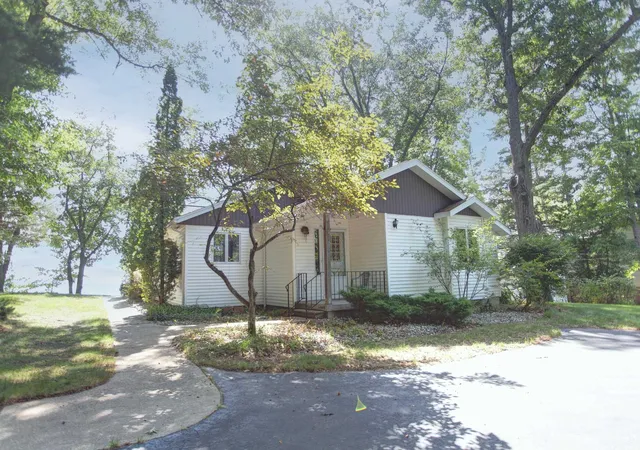 Photo 4 of Single family home for sale at 2624 Crescent Shrs Dr, Traverse City, MI 49685 | MLS# 78080073169 | Listing updated on 2026-09-05