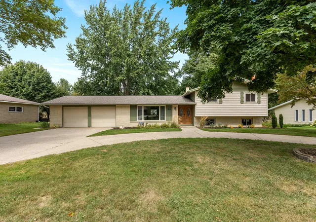 Photo 1 of Single family home for sale at 819 E Plainfield Ct, Zeeland, MI 49464 | MLS# 71026046713 | Listing updated on 2026-09-17
