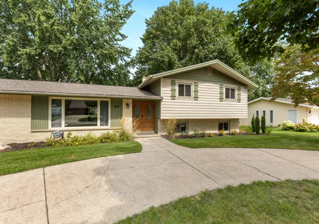 Photo 2 of Single family home for sale at 819 E Plainfield Ct, Zeeland, MI 49464 | MLS# 71026046713 | Listing updated on 2026-09-17