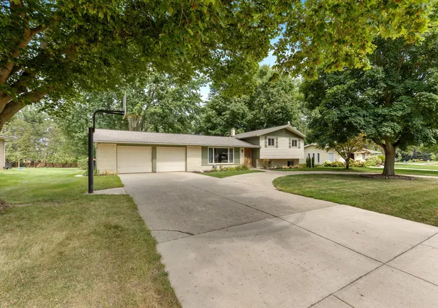 Photo 3 of Single family home for sale at 819 E Plainfield Ct, Zeeland, MI 49464 | MLS# 71026046713 | Listing updated on 2026-09-17