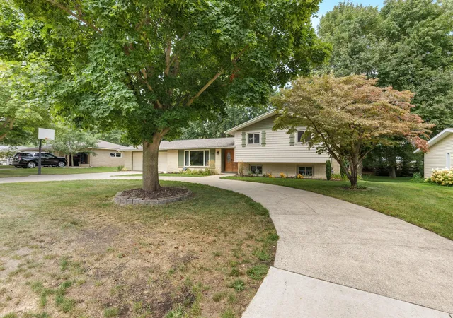 Photo 4 of Single family home for sale at 819 E Plainfield Ct, Zeeland, MI 49464 | MLS# 71026046713 | Listing updated on 2026-09-17