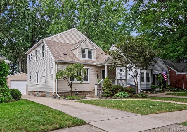 Photo 2 of Single family home for sale at 915 E 6th Street, Royal Oak, MI 48067 | MLS# 20261070824 | Listing updated on 2026-09-11