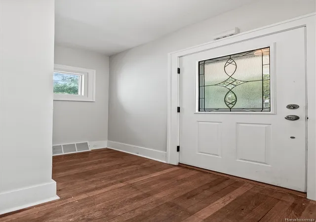 Photo 3 of Single family home for sale at 915 E 6th Street, Royal Oak, MI 48067 | MLS# 20261070824 | Listing updated on 2026-09-11