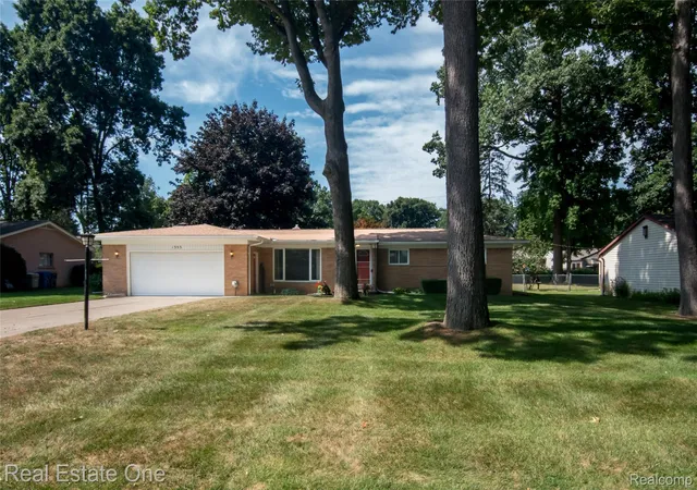Photo 1 of Single family home for sale at 1353 Bielby St, Waterford, MI 48328 | MLS# 20261070826 | Listing updated on 2026-09-12