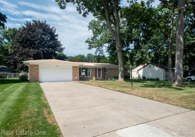 Photo 2 of Single family home for sale at 1353 Bielby St, Waterford, MI 48328 | MLS# 20261070826 | Listing updated on 2026-09-12