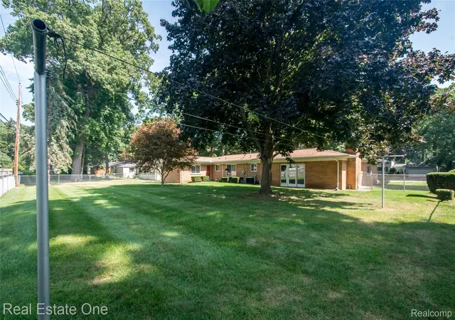 Photo 4 of Single family home for sale at 1353 Bielby St, Waterford, MI 48328 | MLS# 20261070826 | Listing updated on 2026-09-12
