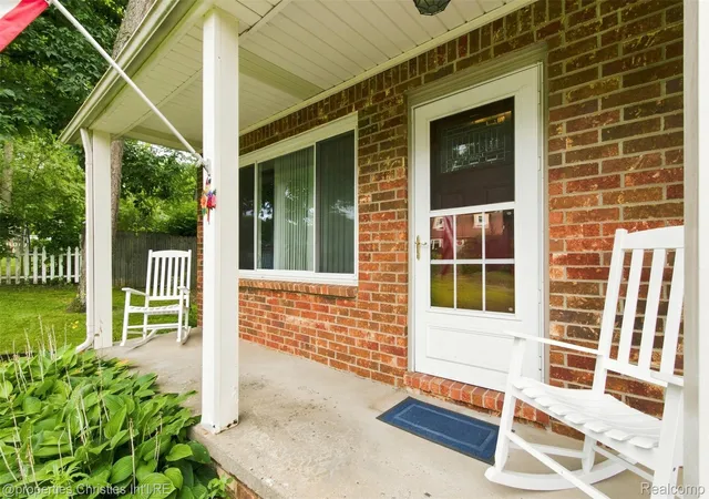 Photo 2 of Single family home for sale at 2631 Edgevale Dr, Waterford, MI 48329 | MLS# 20261070841 | Listing updated on 2026-09-07