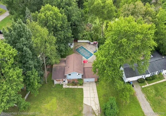 Photo 2 of Single family home for sale at 2631 Edgevale Dr, Waterford, MI 48329 | MLS# 20261070841 | Listing updated on 2026-09-07