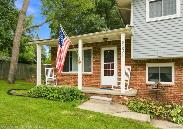Photo 3 of Single family home for sale at 2631 Edgevale Dr, Waterford, MI 48329 | MLS# 20261070841 | Listing updated on 2026-09-07