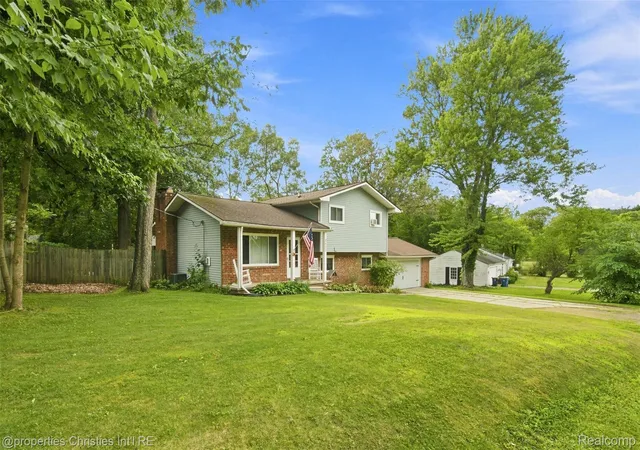 Photo 4 of Single family home for sale at 2631 Edgevale Dr, Waterford, MI 48329 | MLS# 20261070841 | Listing updated on 2026-09-07