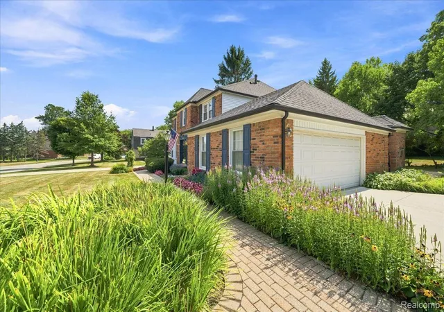 Photo 3 of Single family home for sale at 22555 Shadowglen Dr, Farmington Hills, MI 48335 | MLS# 20261070838 | Listing updated on 2026-09-05
