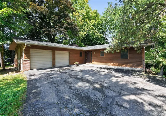 Photo 2 of Single family home for sale at 1352 Catherines Way, Howell, MI 48843 | MLS# 20261070856 | Listing updated on 2026-09-04