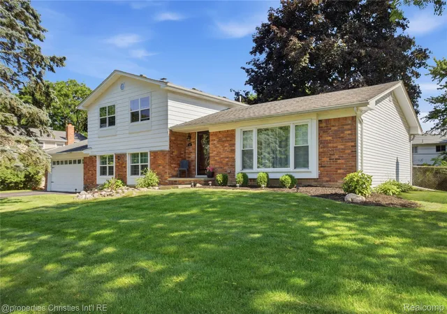 Photo 2 of Single family home for sale at 5569 Tadworth Pl, West Bloomfield, MI 48322 | MLS# 20261070867 | Listing updated on 2026-09-03