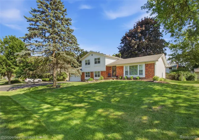 Photo 3 of Single family home for sale at 5569 Tadworth Pl, West Bloomfield, MI 48322 | MLS# 20261070867 | Listing updated on 2026-09-03