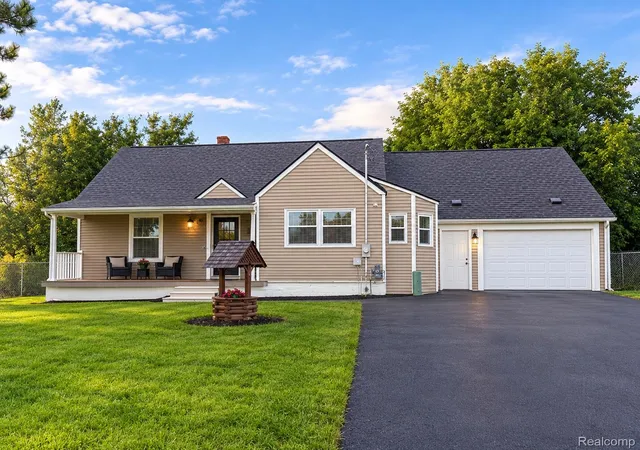 Photo 1 of Single family home for sale at 1025 E Mandeville St, Burton, MI 48529 | MLS# 20261070878 | Listing updated on 2026-09-14