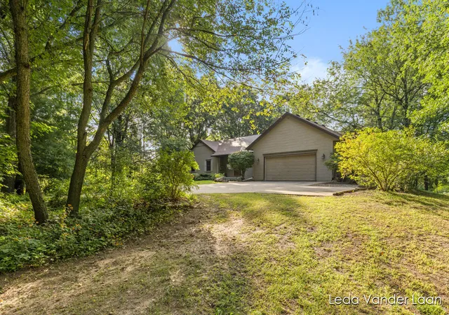 Photo 3 of Single family home for sale at 9520 Hidden Blf Dr NE, Rockford, MI 49341 | MLS# 65026046758 | Listing updated on 2026-09-14