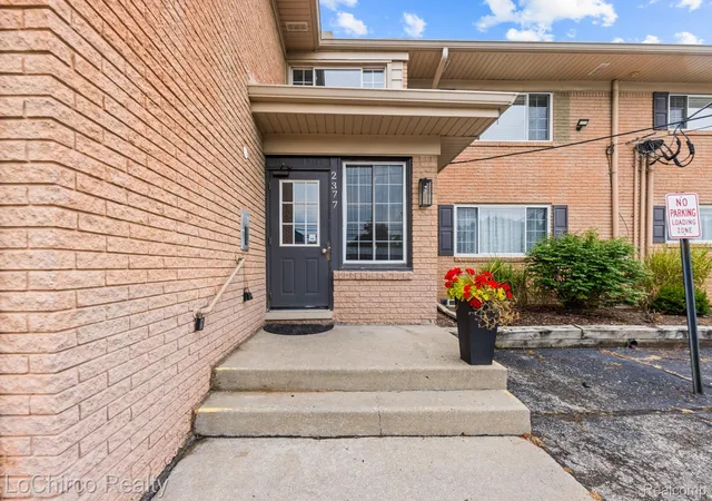 Listing Photo 4 - Condo for sale in building located at 2377 Walton Blvd, Oakland, MI 48309 - Unit #17