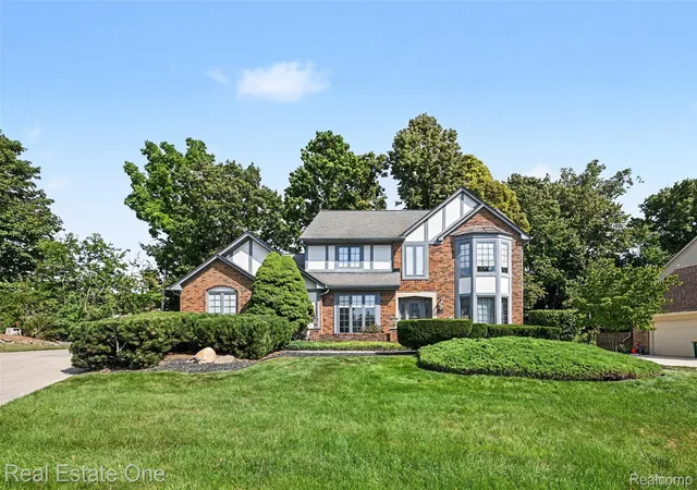 Photo 1 of Single family home for sale at 39052 Plumbrook Dr, Farmington Hills, MI 48331 | MLS# 20261070886 | Listing updated on 2026-09-11