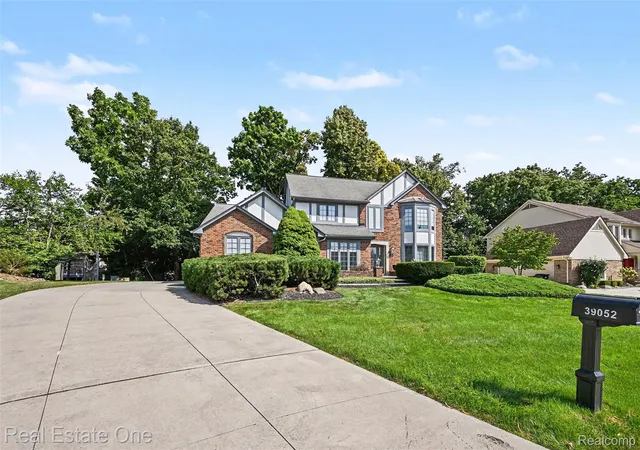 Photo 2 of Single family home for sale at 39052 Plumbrook Dr, Farmington Hills, MI 48331 | MLS# 20261070886 | Listing updated on 2026-09-11
