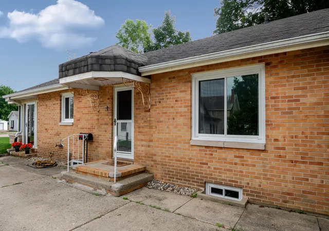 Photo 2 of Single family home for sale at 214 Cedar St, Paw Paw, MI 49079 | MLS# 69026046777 | Listing updated on 2026-09-11