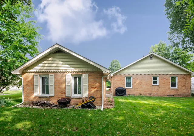 Photo 3 of Single family home for sale at 214 Cedar St, Paw Paw, MI 49079 | MLS# 69026046777 | Listing updated on 2026-09-11