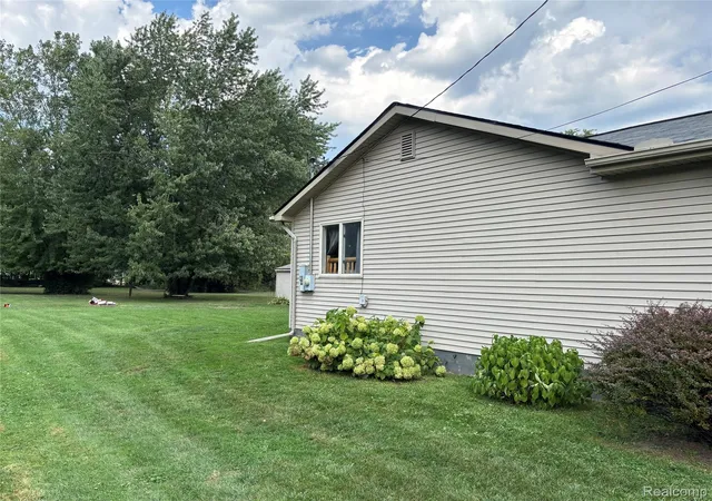 Photo 3 of Single family home for sale at 21601 Holly St, Clinton Township, MI 48035 | MLS# 20261070914 | Listing updated on 2026-10-20