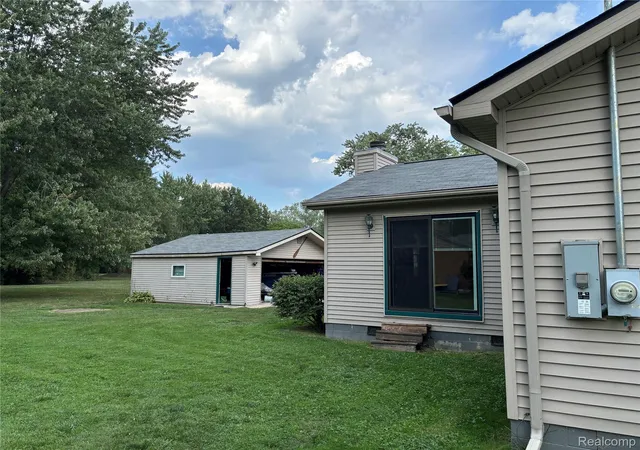 Photo 4 of Single family home for sale at 21601 Holly St, Clinton Township, MI 48035 | MLS# 20261070914 | Listing updated on 2026-10-20