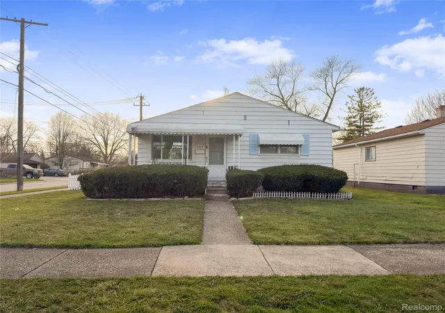 Photo 1 of Single family home for sale at 4710 Edgewood St, Dearborn Heights, MI 48125 | MLS# 20261070921 | Listing updated on 2026-09-03