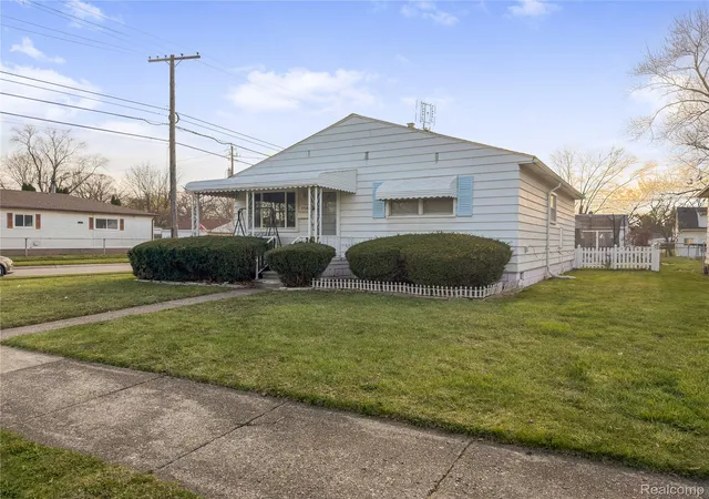 Photo 2 of Single family home for sale at 4710 Edgewood St, Dearborn Heights, MI 48125 | MLS# 20261070921 | Listing updated on 2026-09-03