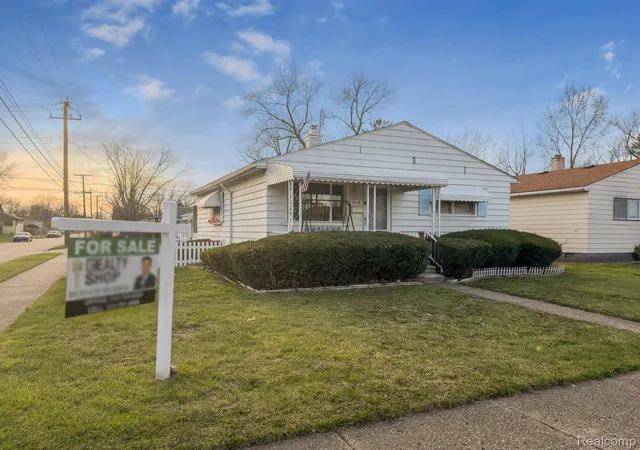 Photo 3 of Single family home for sale at 4710 Edgewood St, Dearborn Heights, MI 48125 | MLS# 20261070921 | Listing updated on 2026-09-03
