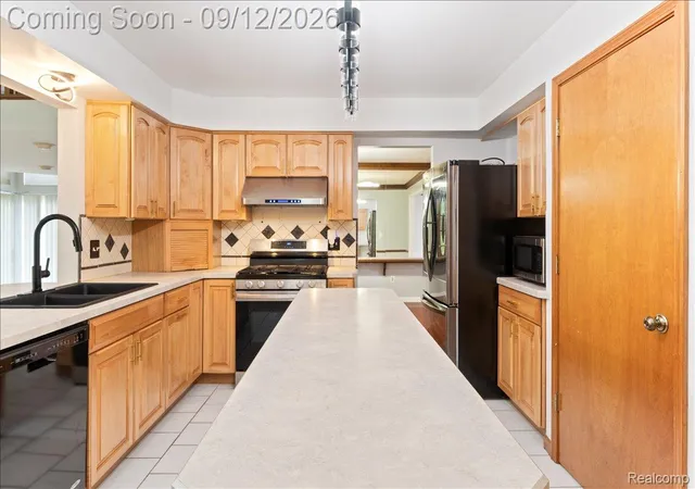 Photo 4 of Single family home for sale at 2196 Willow Leaf Dr, Rochester Hills, MI 48309 | MLS# 20261070931 | Listing updated on 2026-09-13