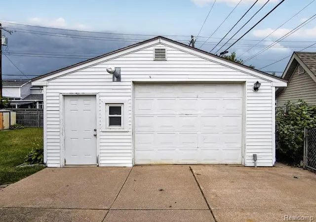 Photo 2 of Single family home for sale at 412 Dorothy St, South Lyon, MI 48178 | MLS# 20261070935 | Listing updated on 2026-10-01