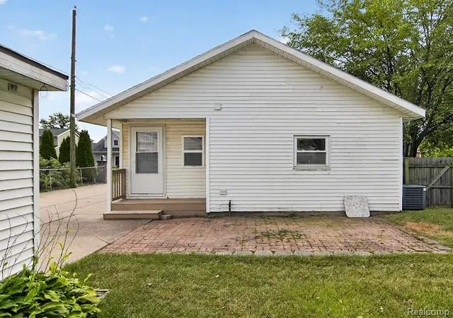 Photo 3 of Single family home for sale at 412 Dorothy St, South Lyon, MI 48178 | MLS# 20261070935 | Listing updated on 2026-10-01