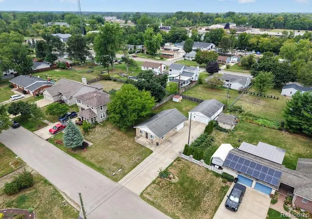Photo 4 of Single family home for sale at 412 Dorothy St, South Lyon, MI 48178 | MLS# 20261070935 | Listing updated on 2026-10-01