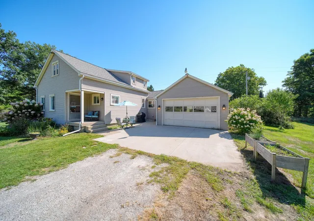 Photo 3 of Single family home for sale at 7621 Coon Hl Rd, Munith, MI 49259 | MLS# 55026046795 | Listing updated on 2026-09-03