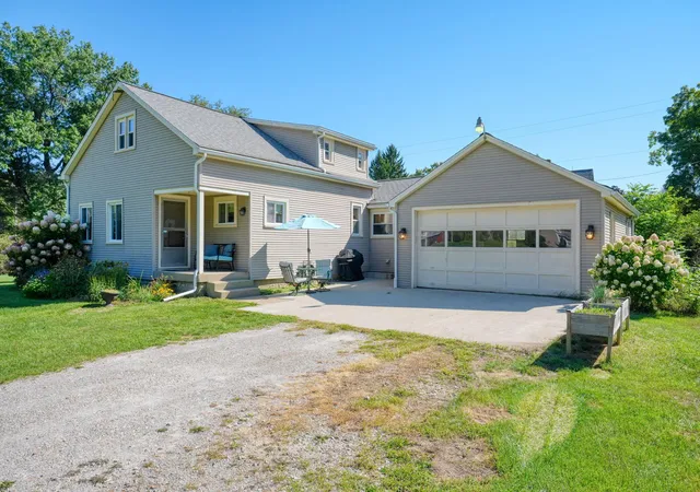 Photo 4 of Single family home for sale at 7621 Coon Hl Rd, Munith, MI 49259 | MLS# 55026046795 | Listing updated on 2026-09-03