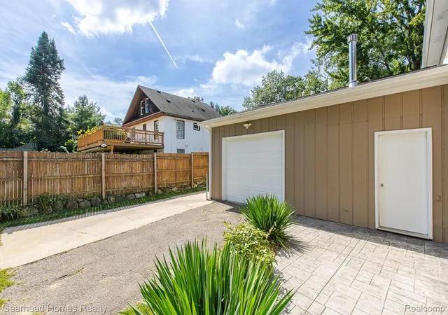 Photo 3 of Single family home for sale at 3068 Seebaldt Ave, Waterford, MI 48329 | MLS# 20261070945 | Listing updated on 2026-09-05