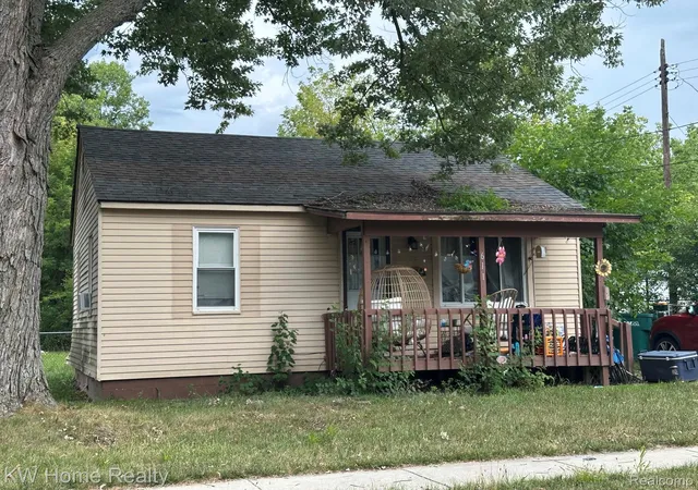Photo 2 of Single family home for sale at 611 Beach St, Mount Morris, MI 48458 | MLS# 20261070948 | Listing updated on 2026-09-09