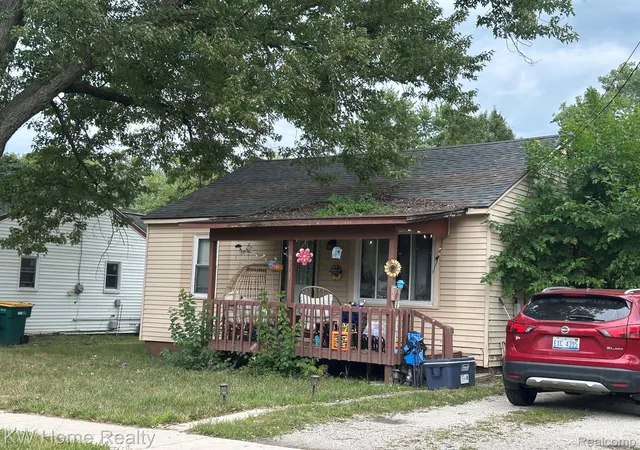 Photo 3 of Single family home for sale at 611 Beach St, Mount Morris, MI 48458 | MLS# 20261070948 | Listing updated on 2026-09-09