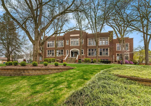 Listing Photo 3 - Condo for sale in building located at 2006 Wealthy St Se, Kent, MI 49506 - Unit #104
