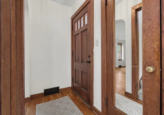 Photo 3 of Single family home for sale at 33 Pleasant Ave, Battle Creek, MI 49015 | MLS# 64026046814 | Listing updated on 2026-09-17