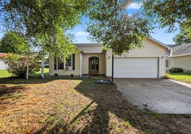 Photo 3 of Single family home for sale at 338 Maple St, Newaygo, MI 49337 | MLS# 65026046818 | Listing updated on 2026-09-16