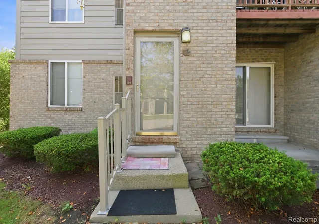 Listing Photo 4 - Condo for sale in building located at 34780 W 8 Mile Rd, Farmington Hills, MI 48335 - Unit #7