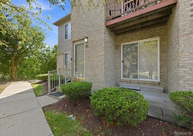 Listing Photo 5 - Condo for sale in building located at 34780 W 8 Mile Rd, Farmington Hills, MI 48335 - Unit #7